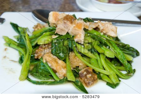 หมูกรอบกับคะน้า