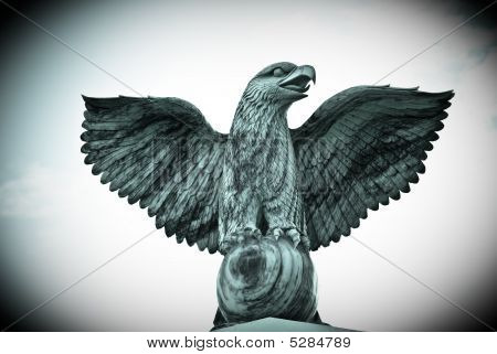 Küre tutan mermer kartal