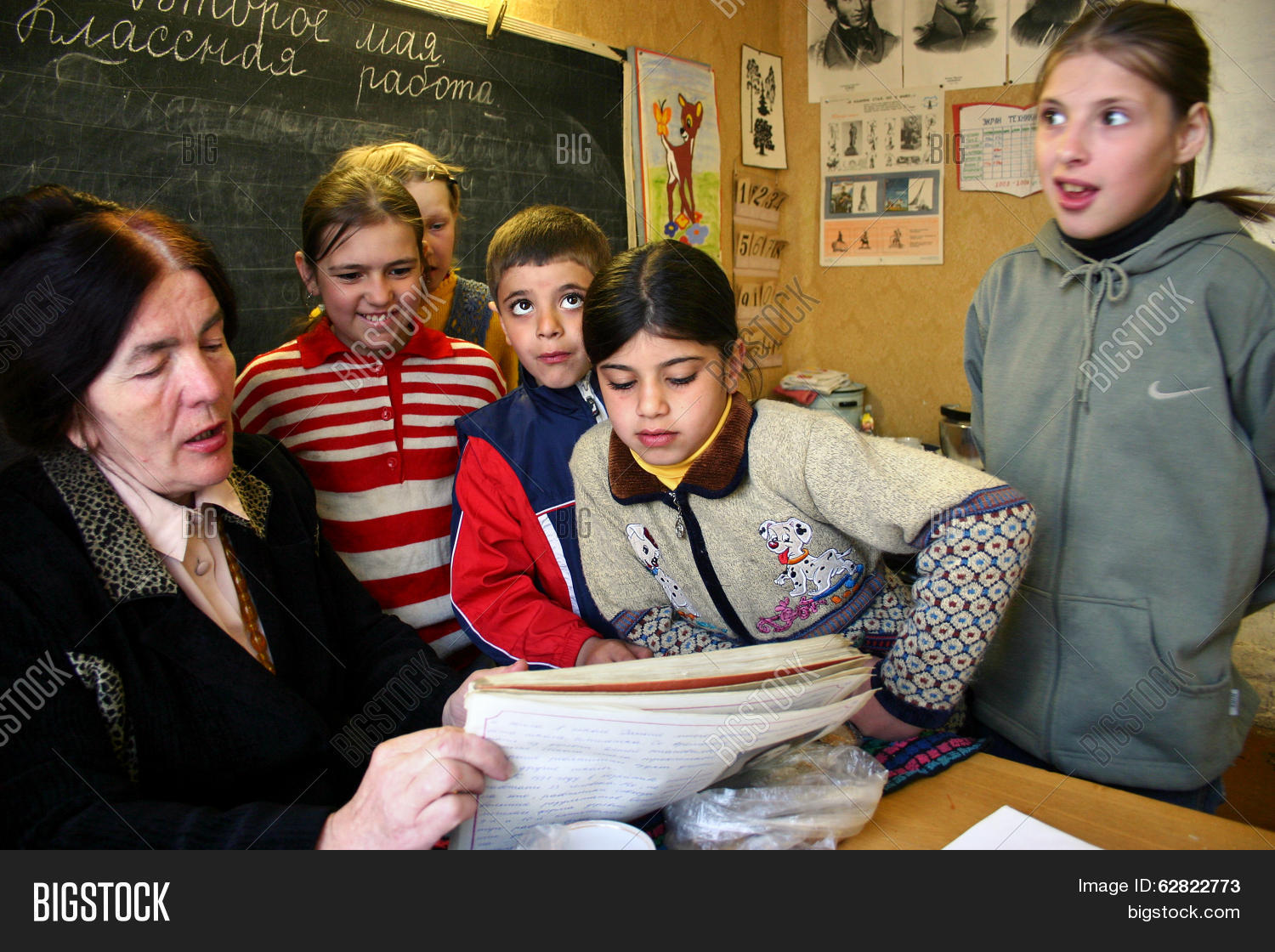 Образование в африке. Школа под мостом. Бедный школьник. Бедная школа. Сельская школа в китае.