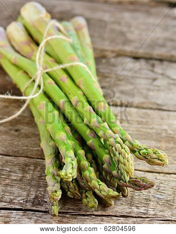 bunch of raw, green asparagus