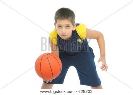 Jongen spelen basketbal geïsoleerd