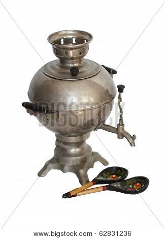 samovar and two wooden spoons