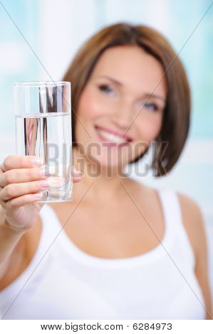 Femme détient verre d'eau propre