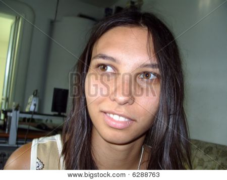 Une jeune fille brune, sourire