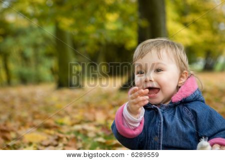 Niña al aire libre