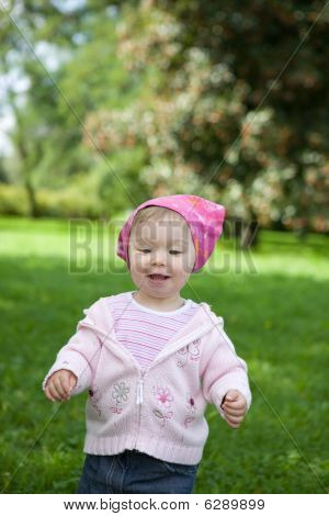 Niña al aire libre
