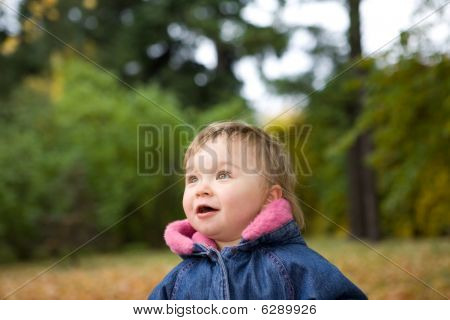 Niña al aire libre
