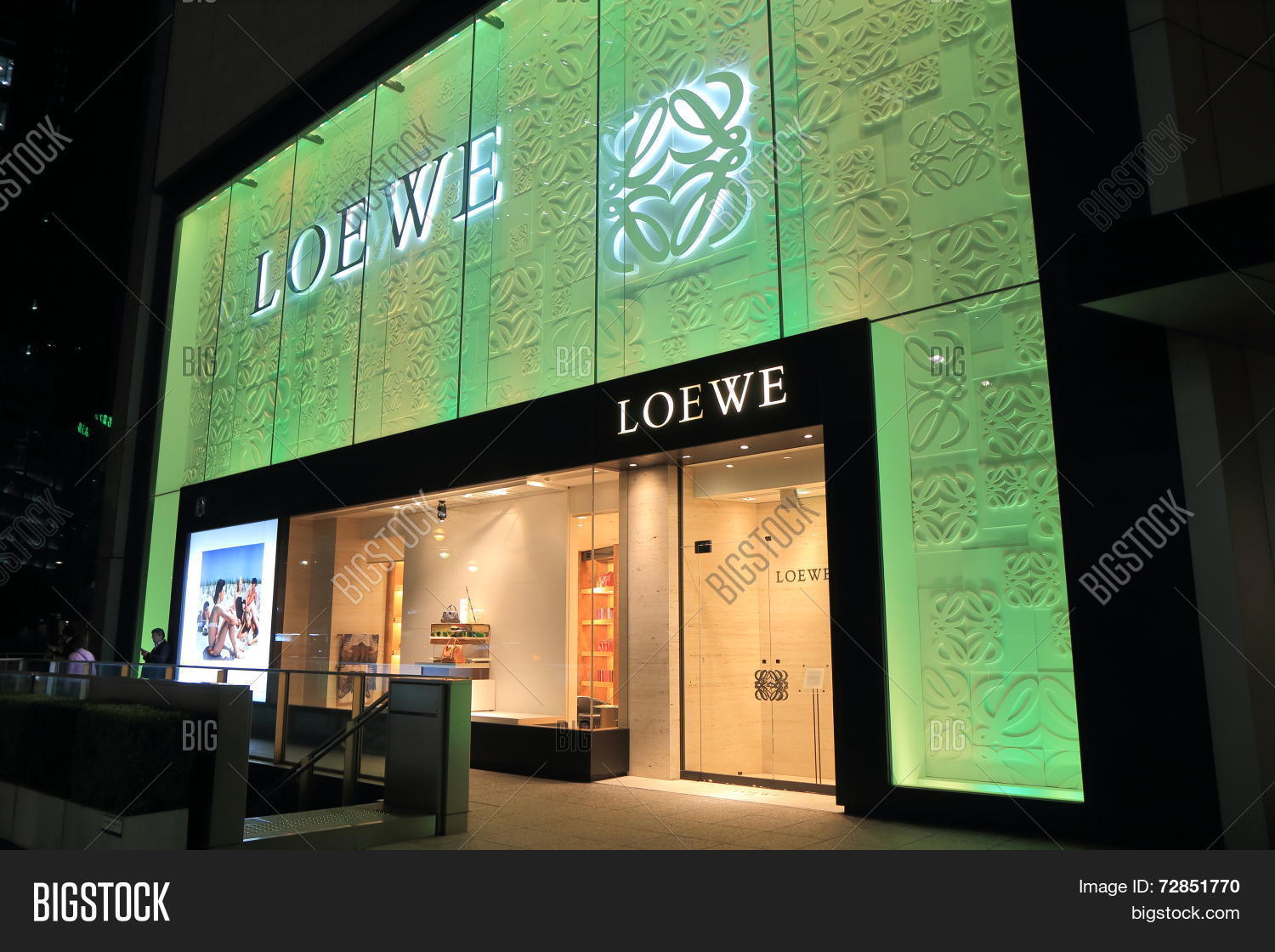 Prada dubai mall. Loewe магазин. Магазин loewe. Loewe бутик в монако. Магазин loewe.