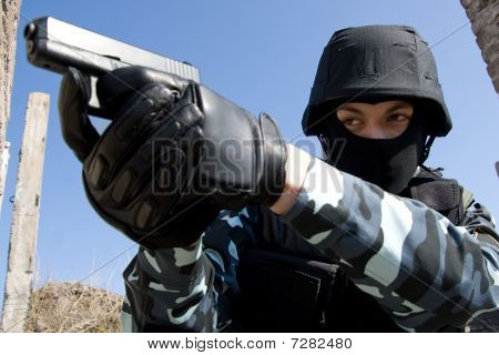 Soldat med en Pistol