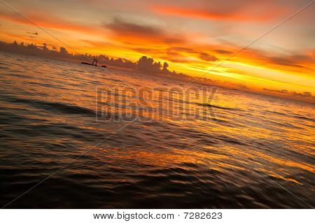 Lyse solopgang i morgen med sandstrand og havet