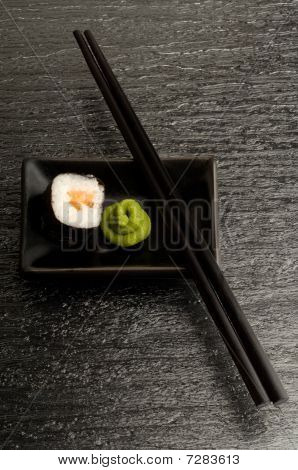 sushi rulle med wasabi