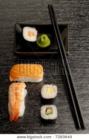 Blandning av sushi med chopstick