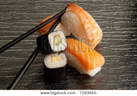 Blandning av sushi med chopstick