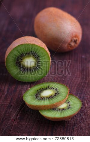 Kiwi sliced ??on a dark wooden background