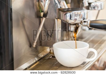 Prepares espresso in coffee shop