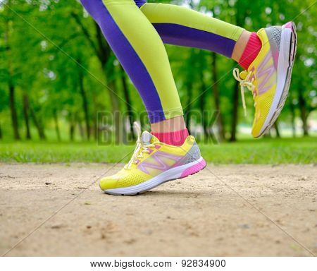 Runner running outdoors wearing sport leggings 