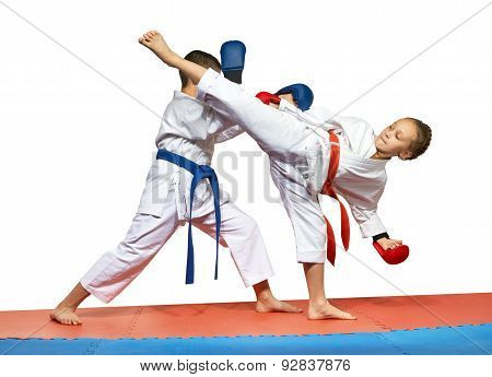 Athletes are training  beat Ura mavashi geri and protection against it