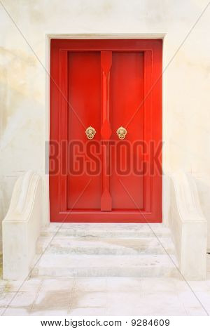 Kırmızı altın kulplu açılış kadar kapı