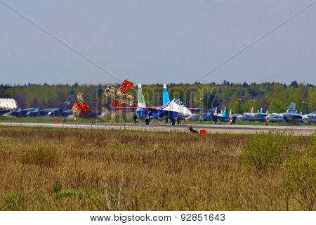 Landing the SU-27. Shooting brake parachutes.