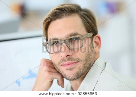 Portrait of man with mordern eyeglasses on