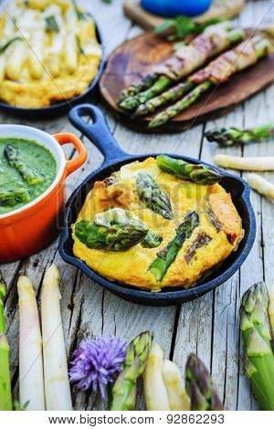 Asparagus - the delights of white and green asparagus, a variety of dishes