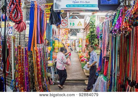 Tourist shopping in Chatuchak weekend market