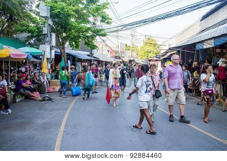 Tourist shopping in Chatuchak weekend market