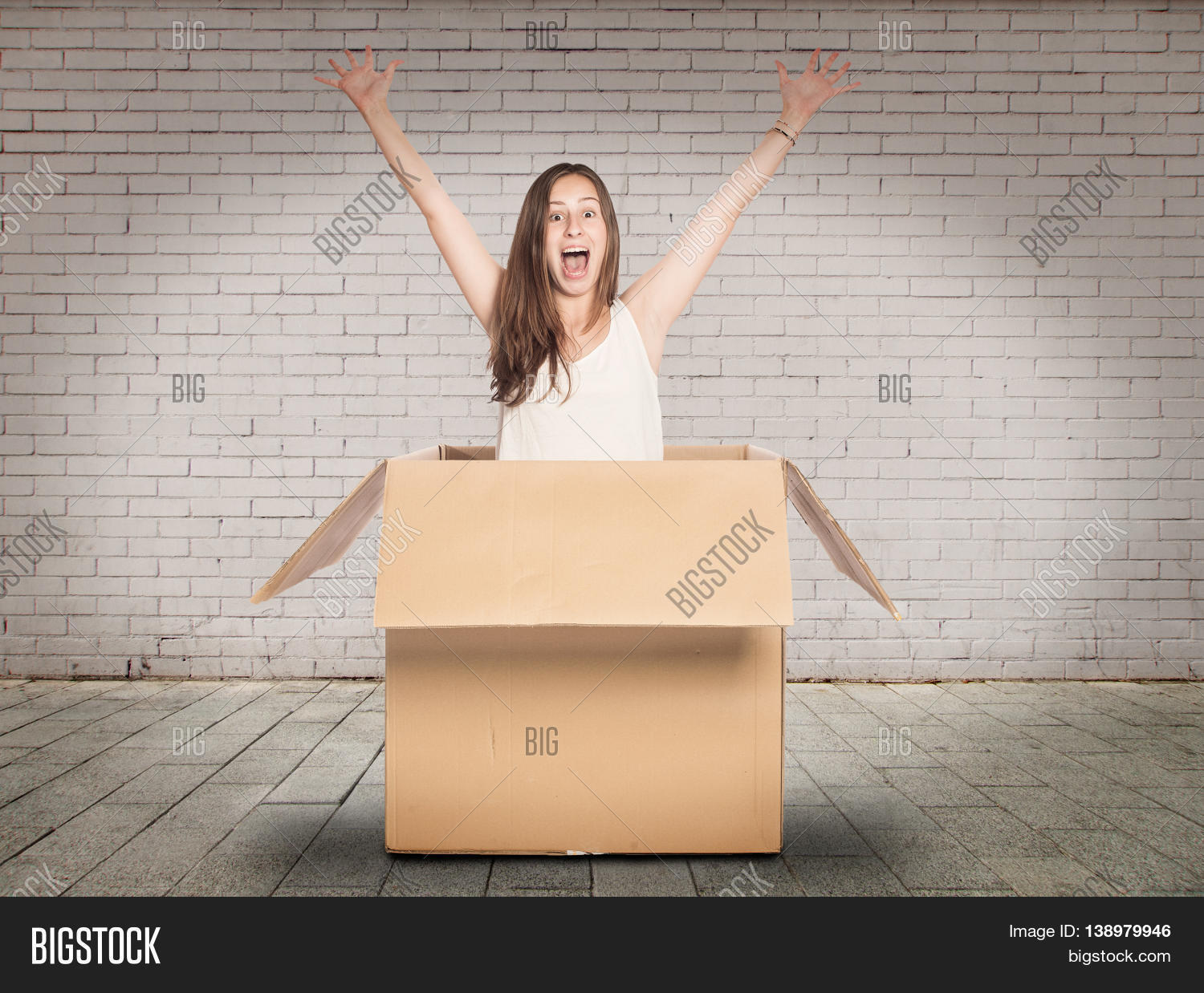 Человек в картонных коробках. Человек в коробке. Мем с коробкой спанч боб. Человек в тесной коробке. Мужчина в коробке.