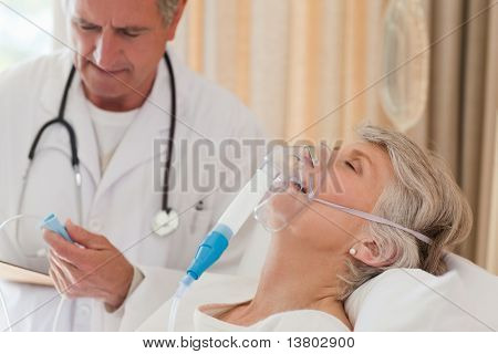 Lægen undersøger sin patient