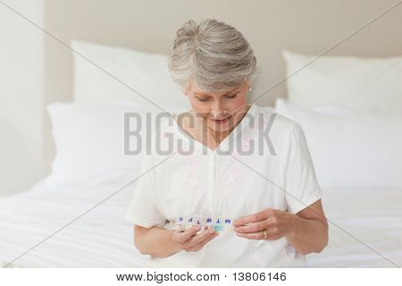 Senior enferma tomando las píldoras en casa
