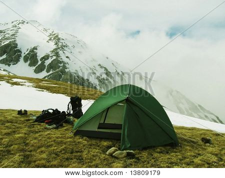 tenda in montagna Oshten nel Caucaso