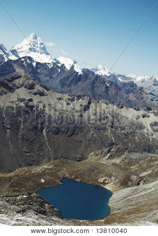 Mavi Göl ve Cordillera Blanca yüksek kar dağ