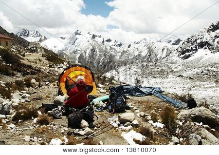 Sarı çadır ve tırmanıcı Cordillera Blanca Mountain