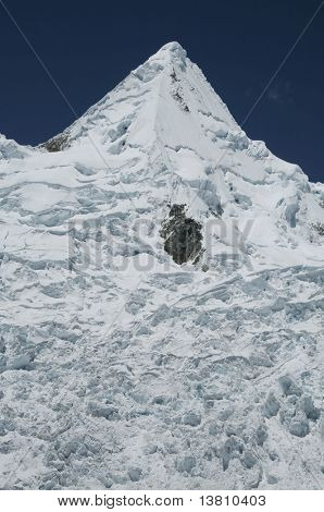 Schneebedeckte Gipfel Alpamayo in Kordilleren