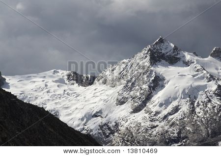 Schnee und Fels in den Kordilleren-Berg