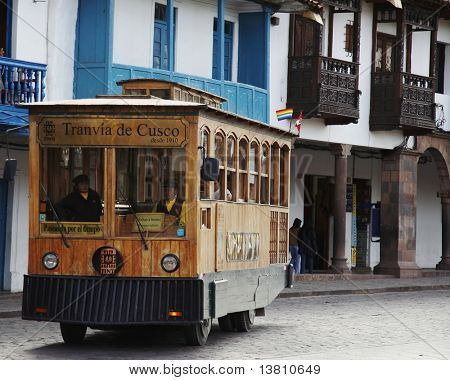 Vecchio tram-auto nella città di Cuzco, Perù