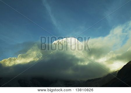 Snowcowered hohen Kordillere Berg- und Nebel