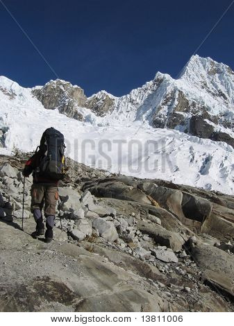 Dağcı Alpamayo peak gidiyor