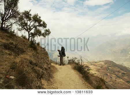 Alpinista andando sul Santa Crus trek