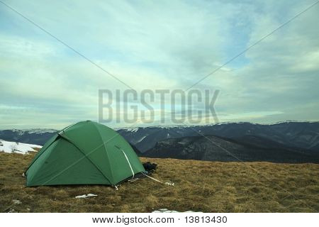Groene tent op grasland in Krim berg