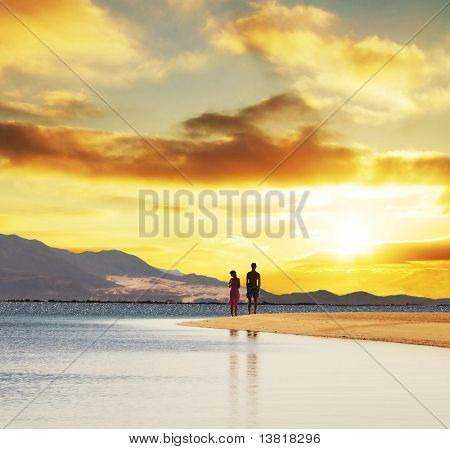 Pareja en la puesta del sol