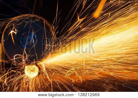 Grinding wheel is cutting round metal pipe