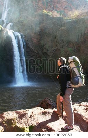 Sguardo maschile su watrfall
