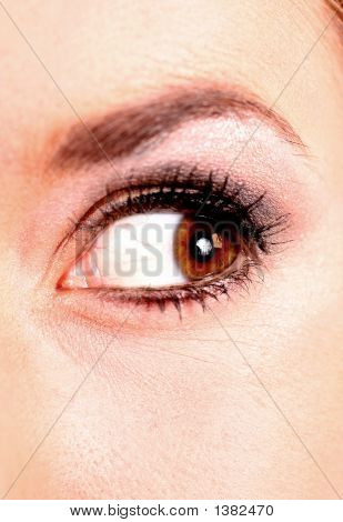 Closeup krásných blond žena Hazel barvy oka při pohledu na stranu