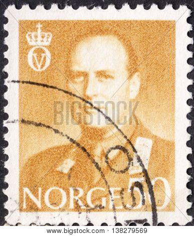 NORWAY - CIRCA 1958: A stamp printed in Norway shows a portrait of King Olav V the series 
