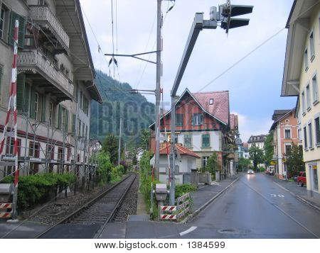 Ferroviaria attraversando, città di Interlaken, Svizzera
