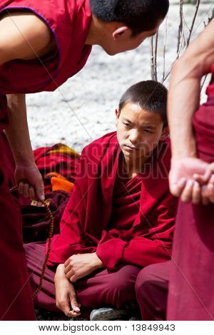 LHASA, CHINA - el 3 de junio: debate de monjes en el área del monasterio de Sera en 03 de junio de 2010 en Lhasa, Tíbet, China. T