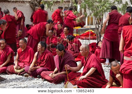 LHASA, CHINA - el 3 de junio: debate de monjes en el área del monasterio de Sera en 03 de junio de 2010 en Lhasa, Tíbet, China. T