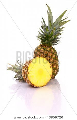 Un ananas con sfondo bianco
