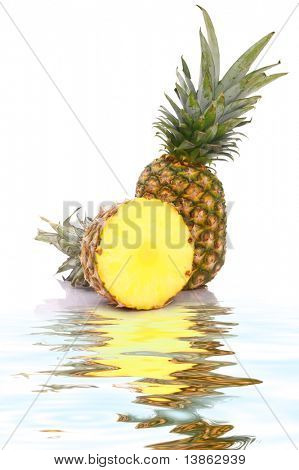 Un ananas con sfondo bianco